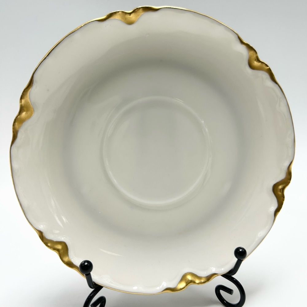 🇫🇷🏰⚜️Haviland France - porcelain saucer.